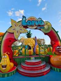 斑斕雲彩下遊樂設施玩足一日