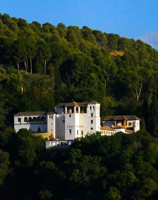 格拉納達的秘境:阿爾罕布拉宮的水與光 格拉納達的秘境:阿爾罕布拉宮的水與光