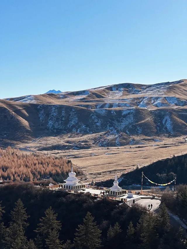 初冬的馬蹄寺，遠山微雪，不慌不忙爬樓去