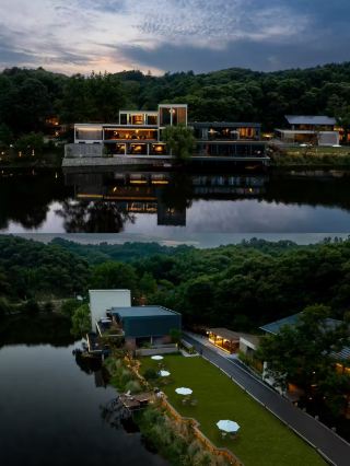 The ultimate escape in Xinyang: stay in a lakeside art museum! Healing amidst mountains and waters
