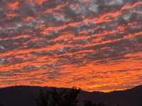 雲南日落限定|這些地方的晚霞美到窒息 在雲南最浪漫的事就是奔向日落!高原特有的澄澈天空遇上火燒雲