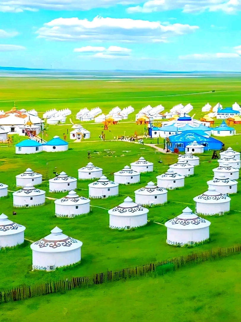 . Spanning China's northern frontier, the Inner Mongolia grasslands are the country's largest natural pasture, perfectly bringing together six major characteristic grasslands, including the classic Hulunbuir and Xilingol. With emerald meadows in the east and the Gobi Desert in the west, every stretch of the scenery offers distinct layers of beauty so breathtaking you won't want to leave! The sky is as clear and blue as a painted canvas, with lush green grass stretching to the distant horizon. Cattle and sheep dot the fields like scattered pearls, while horses gallop freely in the wind. Just taking it all in will leave you feeling completely refreshed and your soul deeply healed😍.
