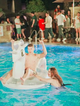 昆明のファッショニスタ大集合｜GO SUMMER 真夏の夜のプールパーティー。