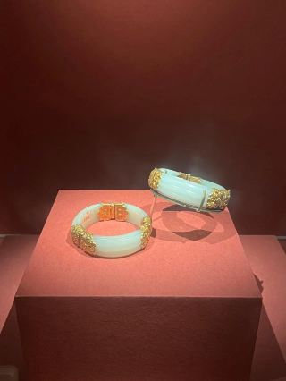 旅行讓我看見了世界,探知未知旅途,做更閃耀的自己,等風來,不如追風去。當你不再被動地等待時機的降臨,而是主動地踏上尋找的旅程,整個生命的節奏都會隨之改變——風不會永遠在你需要的時候吹起,但你可以在它吹起之前就出發,讓自己成為風的一部分,讓移動本身產生氣流。那些曾經讓你猶豫的理由——錢不夠、時間不對、沒有人陪——都在你決定「追」的那一刻開始失去重量,因為追是一種行動,而行動會自動產生動力。你看見了世界,不是因為世界主動對你展開,而是因為你願意用自己的雙腳去追那些還未見過的風景、那些還未聽過的聲音、那些還未認識的面孔。而那些探知未知的過程,讓你在一次又一次的追尋中,逐漸剝離掉那些不屬於你的殼,露出裡面那個更真實、更勇敢、更閃耀的自己。那些城市與國家的風景,記錄著你和他的故事,也記錄著你如何從一個等待的人,變成一個追趕的人,而追趕本身,就是一種對自己生命的積極宣告。
#新年好去處2026#travel2026