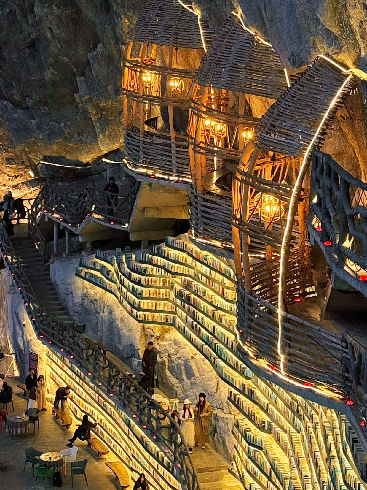 ร้านหนังสือแฟนตาซีริมหน้าผากวางซี | อาณาจักรลับหลุมยุบฝ้ายหลัวเฉิง