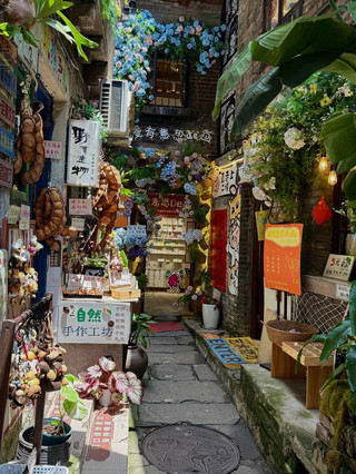 Don't just stick to Hongya Cave when visiting Chongqing; locals have a hidden treasure in Yuzhong