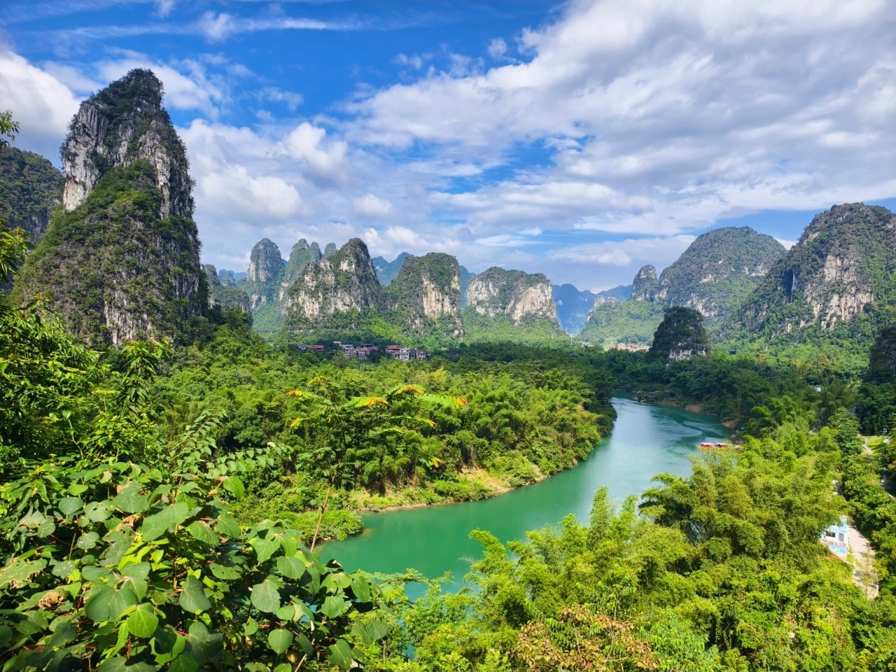 Sau bốn ngày ở Hechi, cuối cùng tôi cũng hiểu tại sao người ta gọi nơi này là một thế giới song song ngoài đời thực.

Tôi vừa trở về từ Hechi. Bốn ngày du lịch thảnh thơi, không đông đúc, và tôi luôn được chào đón bởi âm thanh của thiên nhiên.