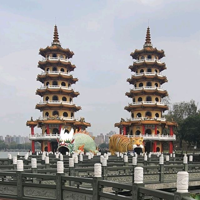 蓮池潭中出龍虎