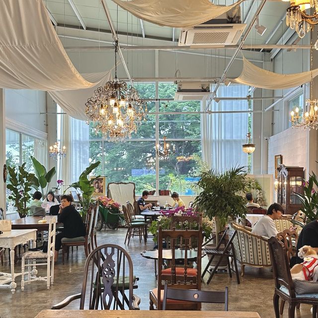 모네의 정원을 모티브로 한 ☕️라메종지베르니✨