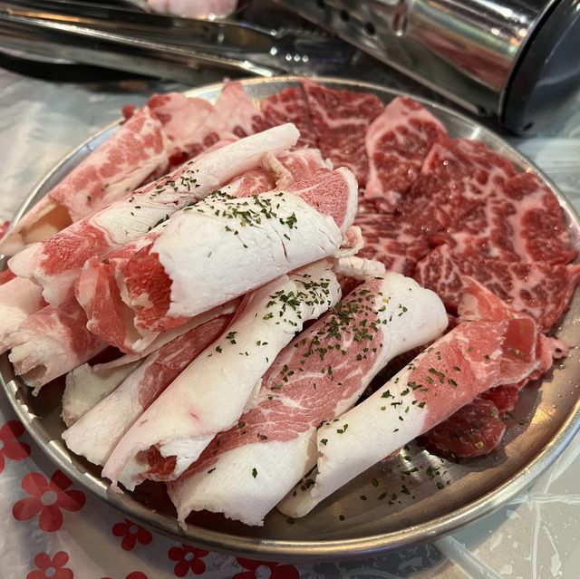 레트로 컨셉에 소고기 철판구이 맛집 남산소금구이!