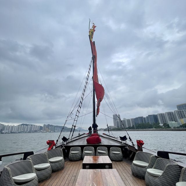 經典帆船上，欣賞無敵維港美景