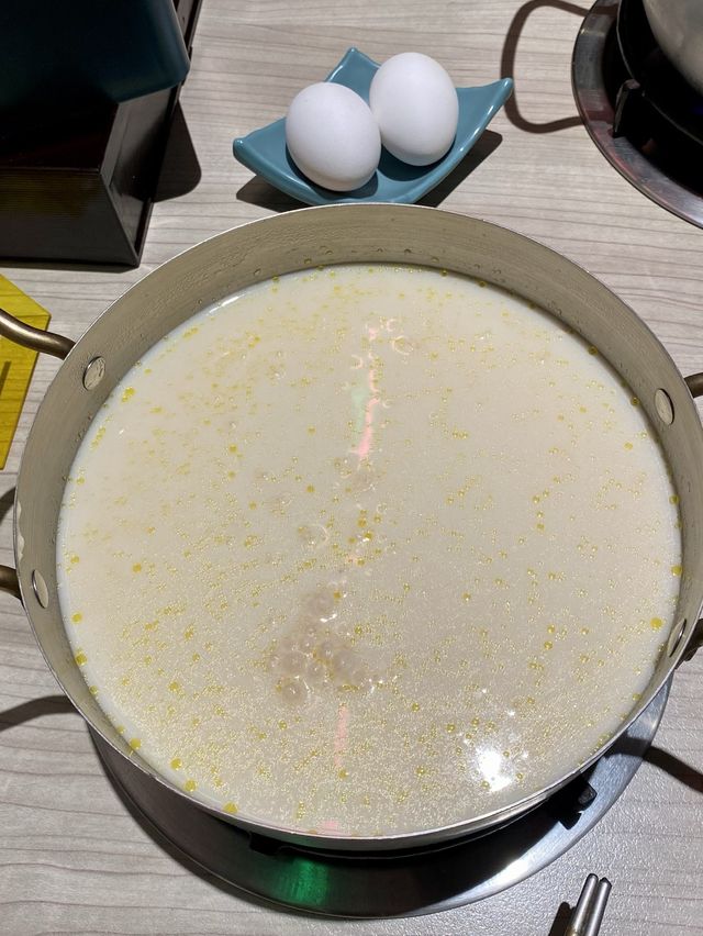 【高雄】娜姐火鍋公司｜復古港式裝潢 讓你一秒到香港🇭🇰