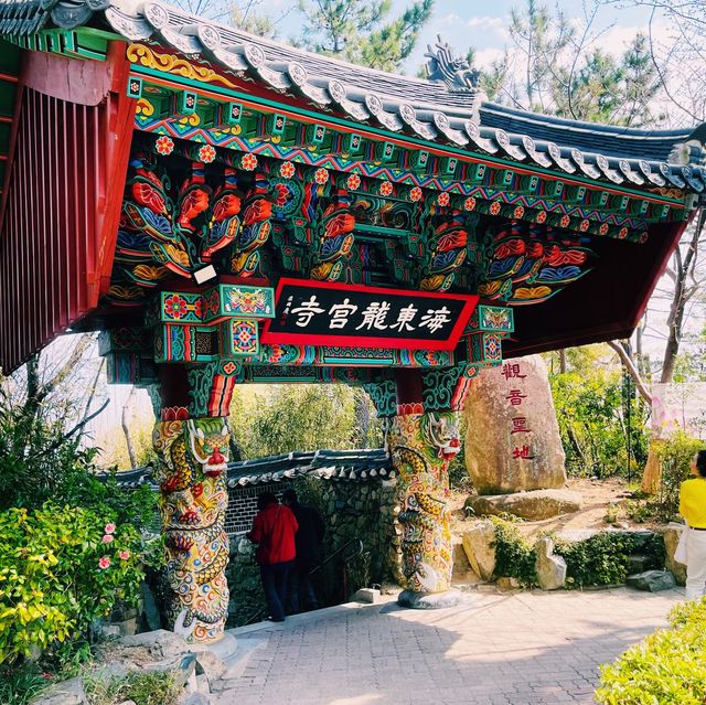 依山傍海，韓國三大觀音聖地之一，海東龍宮寺
