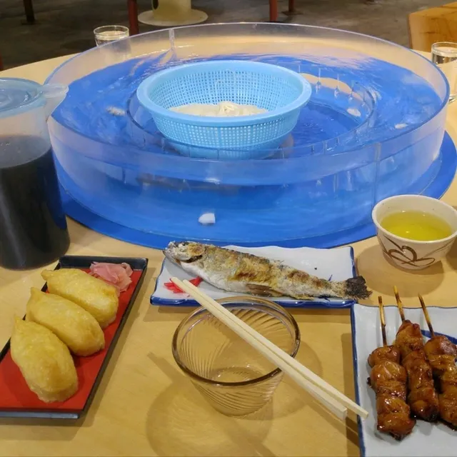 日本的夏天總是那麽的詩情畫意，無數原鄉原味的日本元素編織成日本美麗的夏季。日本人傳統的消夏流水素麵。