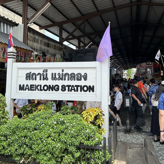 ถึงแล้ว ตลาดร่มหุบ 🚂🌻