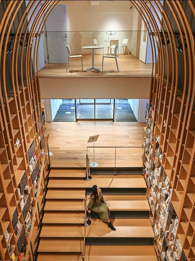 【東京】トンネルをイメージしたアートな図書館