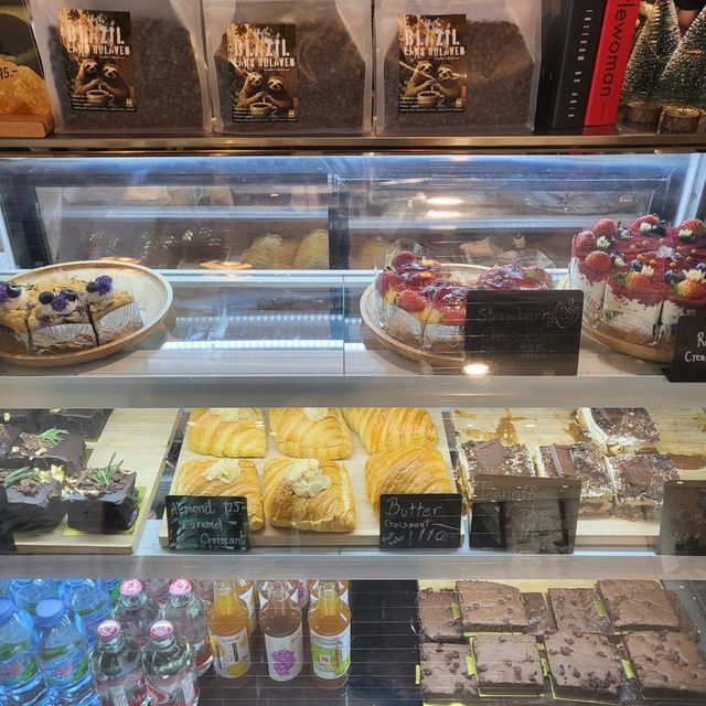 Sloths Cafe คาเฟ่ที่มองเห็นวิวทะเลหาดพัทยา