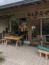 三千院の表参道のにある、お食事処【さわだ】は、和テイストの洒落たインテリアの店内