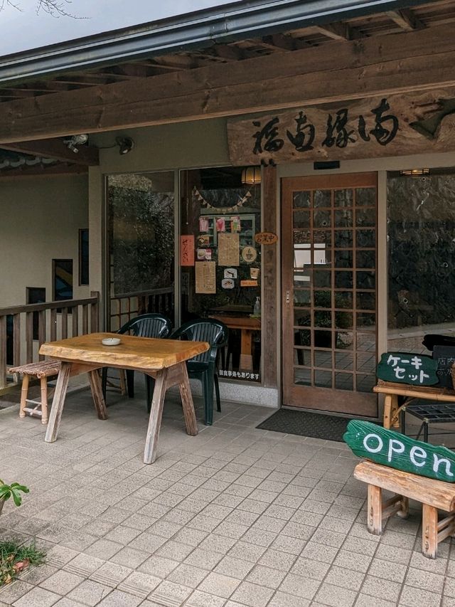 三千院の表参道のにある、お食事処【さわだ】は、和テイストの洒落たインテリアの店内