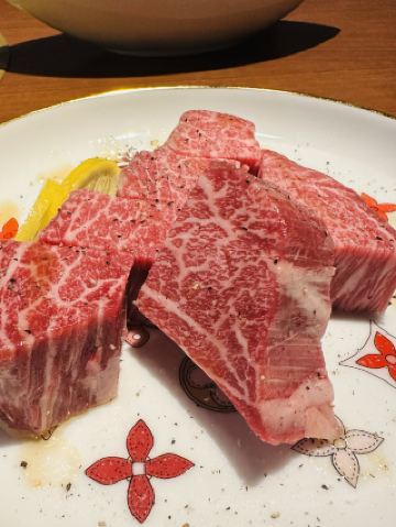 [ชิกะ ริทโตะ] ลิ้มรสเนื้อโอมิในห้องส่วนตัวในราคาสุดคุ้ม