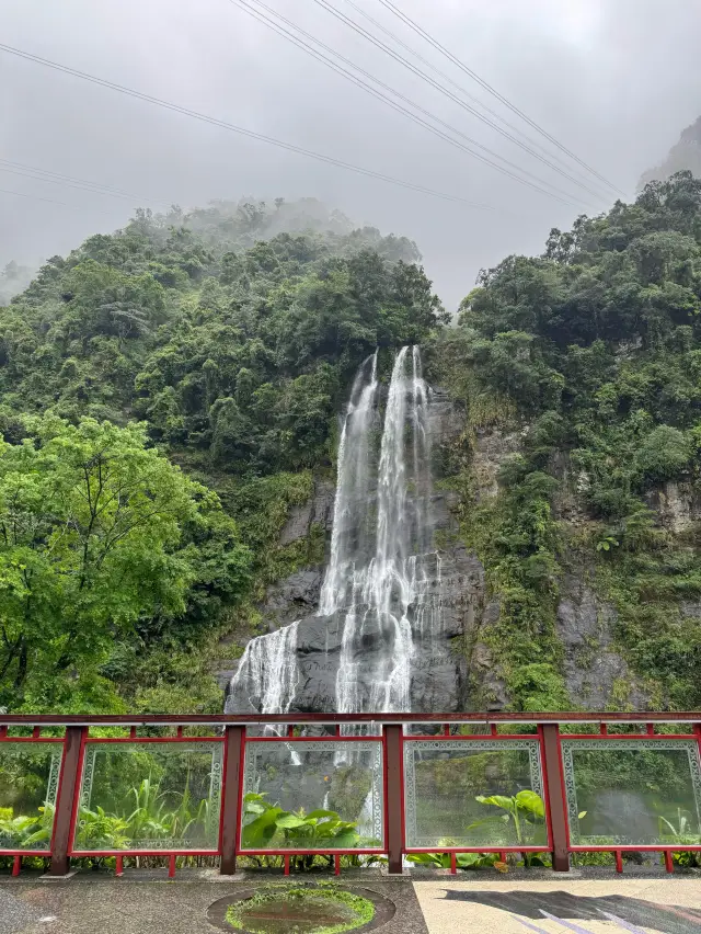 【臺北景點】烏來瀑布：壯觀瀑布，觀景餐廳，陰雨天也能享受美感。適合下午茶