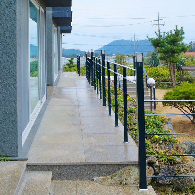 멀리 한라산과 감귤밭이 보이는 고즈넉한 제주 펜션 - 돈내코 펜션