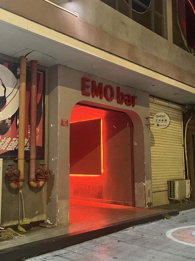 EMO bar - 有現場音樂表演的清吧🍻