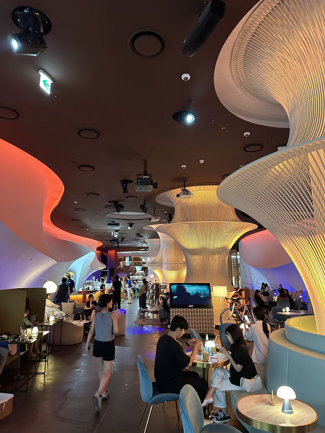 무더운 여름철 🍹 고급스럽고 시원한 라운지 카페에서 🌺여름데이트 해보세요 ☀️