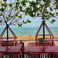 คาเฟ่สีแดง ริมหาดนาจอมเทียน พัทยา