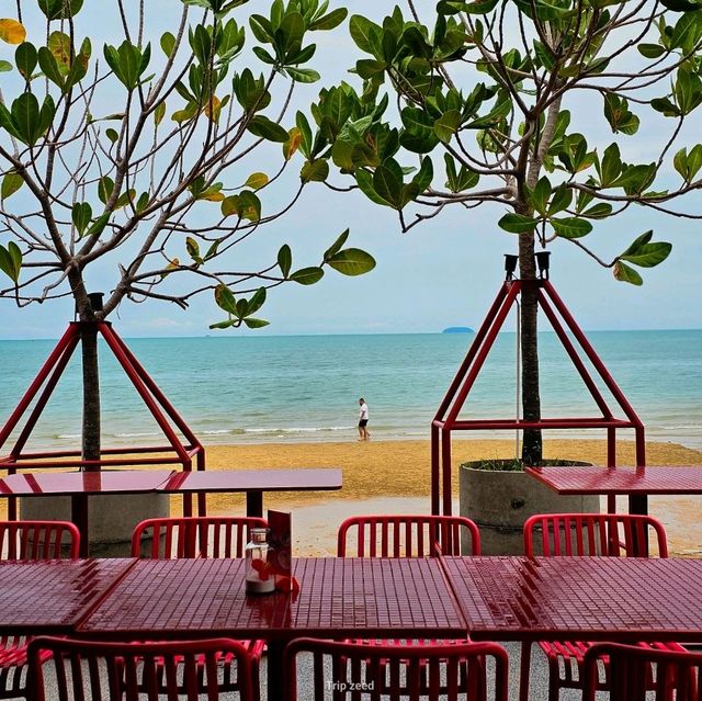 คาเฟ่สีแดง ริมหาดนาจอมเทียน พัทยา