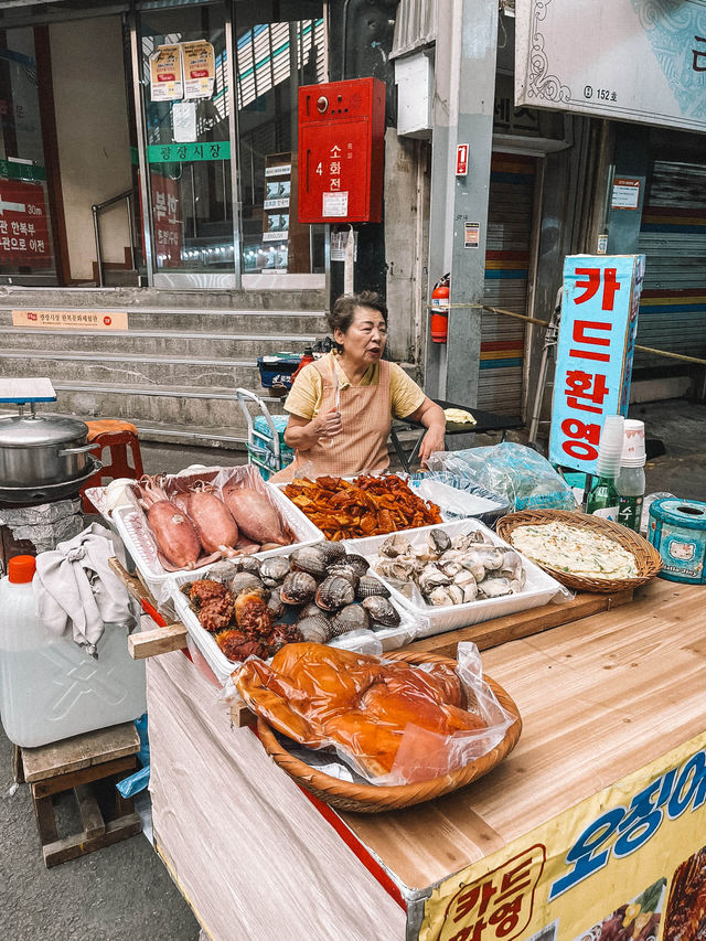 Strolling around Gwangjang Market in Seoul South Korea ✨