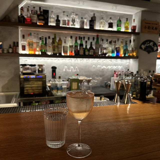 ไปนั่งจิบ Cocktails ที่ Nonsense Cafe & Bar - Wuch