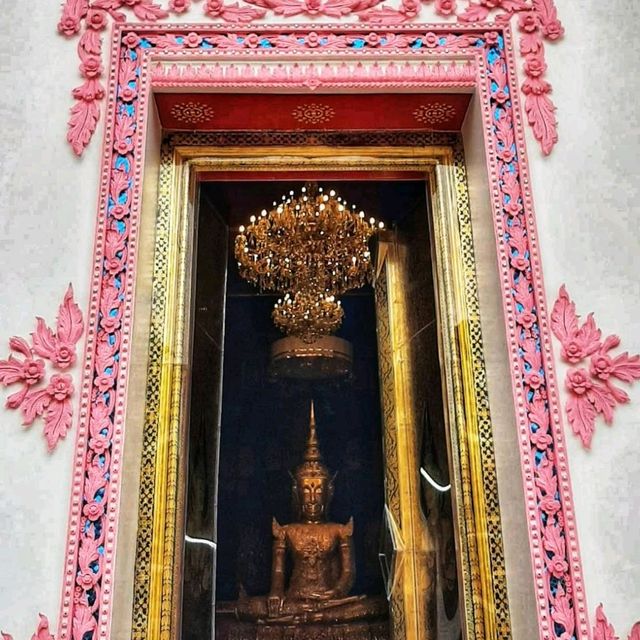 ไหว้พระพุทธมหาชนก และดูแท่นสำเร็จโทษโบราณ