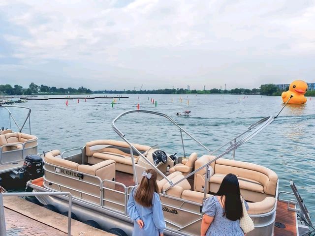 ล่องเรือ ริมทะเลสาบ เมืองทอง 🚤 