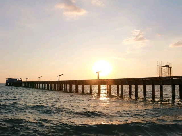 เที่ยวชมพระอาทิตย์ตกที่หาดแม่รำพึง