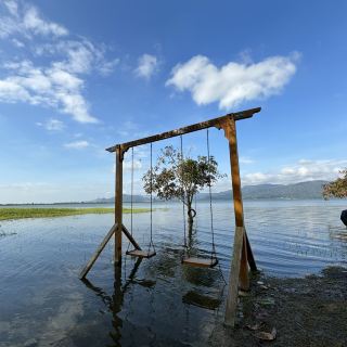 蒂瑪塔索水壩廣場：湖畔天堂，風景秀麗的乘船之旅