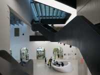 【イタリア・ローマ】黒い階段に導かれて巡るローマ・イタリア初の国立現代美術館MAXXI