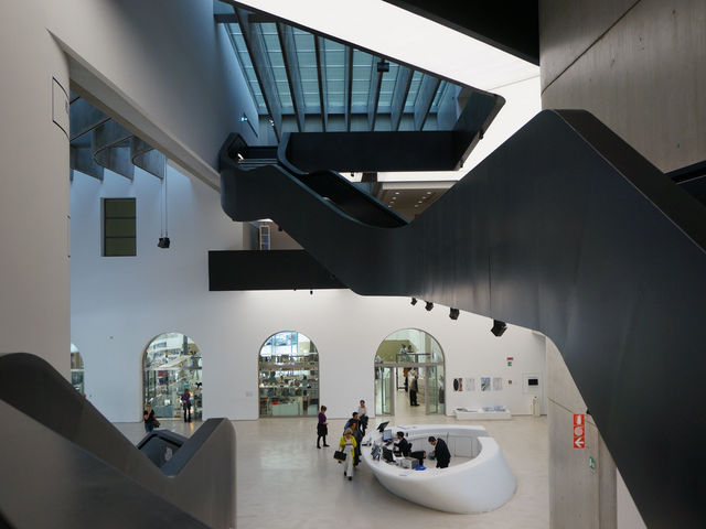 【イタリア・ローマ】黒い階段に導かれて巡るローマ・イタリア初の国立現代美術館MAXXI