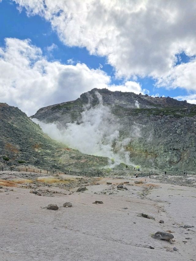 【硫黄山:北海道弟子屈町】日本で一番硫黄の噴出口まで近づける場所♪