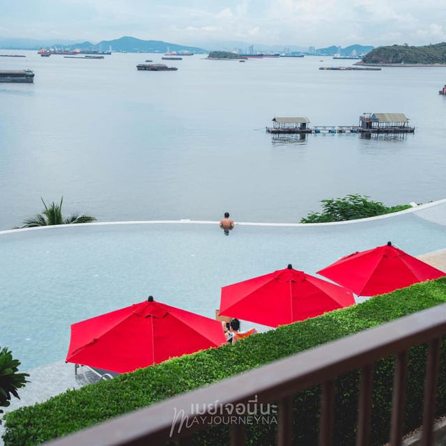 สระว่ายน้ำสวย วิวปัง ที่ Novotel ศรีราชา