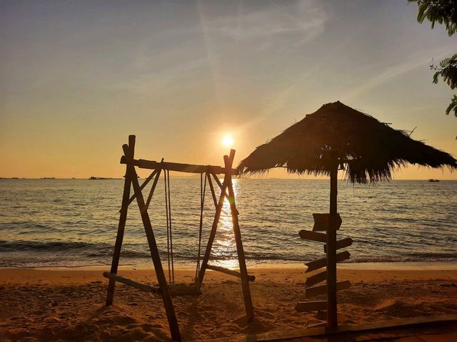 在芭提雅的小眾沙灘🏖️看到一場絕美的日落美景