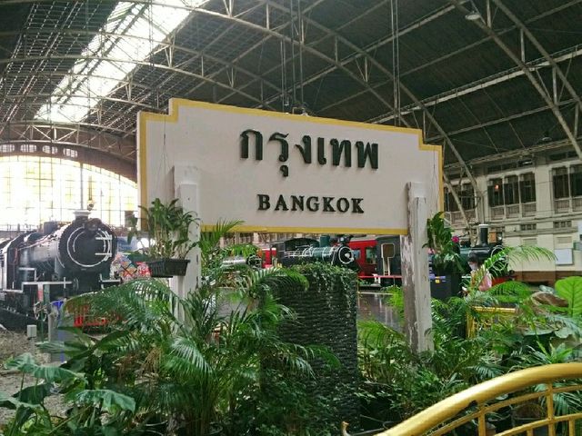 ขึ้นรถไฟฟ้าmrt..ไปชมหัวรถจักร