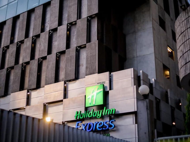 Holiday Inn Express Bangkok Siam ที่พักติด BTS 