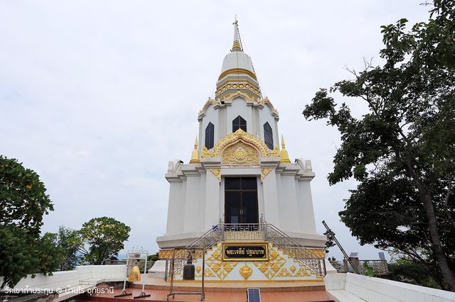 อุโบสถรากไม้ แห่งบ้านไร่ อุทัยธานี