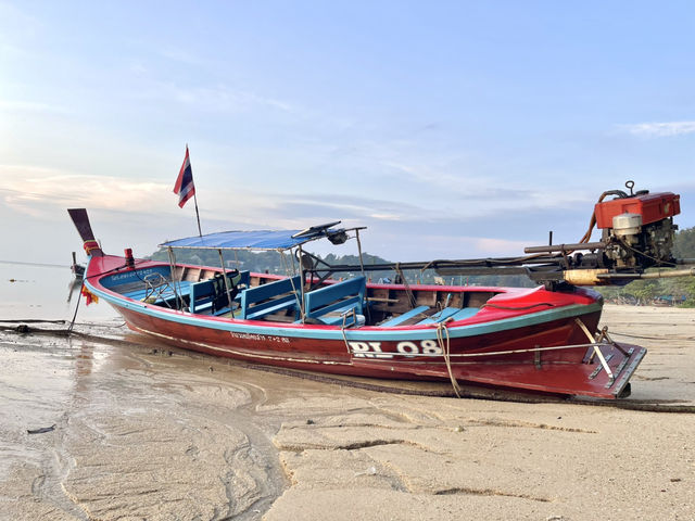 “หาดราไวย์”หาดท่าเรือประมงอันเงียบสงบ จ.ภูเก็ต