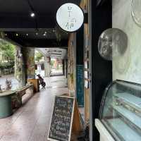 Postcards, Coffee, and Christmas Cheer at 早初 Entry Time Cafe 
