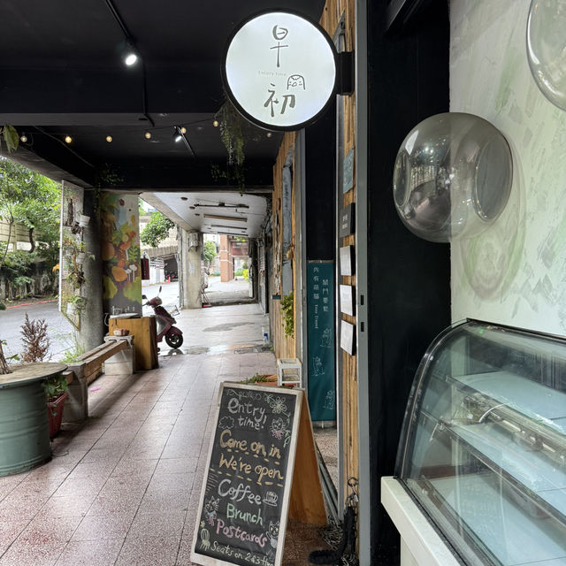 Postcards, Coffee, and Christmas Cheer at 早初 Entry Time Cafe 