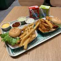 好似置身於啟德舊機場嘅漢堡包店🩷🍔