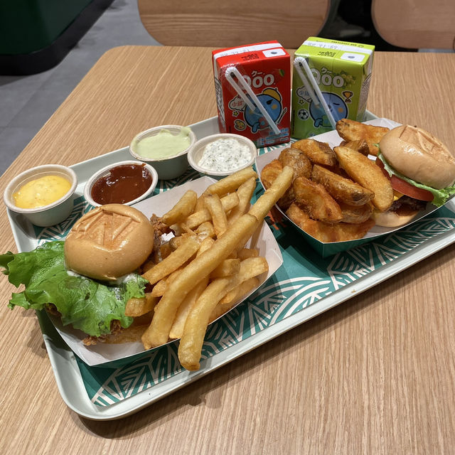 好似置身於啟德舊機場嘅漢堡包店🩷🍔