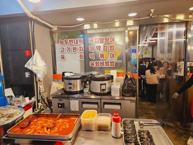A popular snack shop at Dongdaemun Traditional Market, Soonhuinae Bindaedddeok